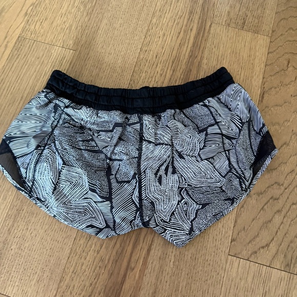 Lululemon hotty hot shorts in dotty tribe size 6 - Picture 4 of 5